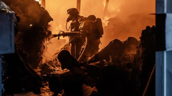 Пожарные тушат пожар после серии взрывов в районе Эмбакаси в Найроби, Кения - Sputnik Грузия