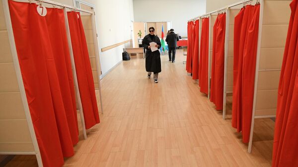 Голосование на выборах президента Азербайджана - Sputnik Грузия