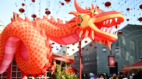 Инсталляция в виде дракона на фестивале Китайский Новый год в Москве - Sputnik Грузия