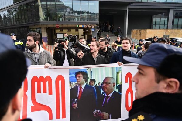 Участники акции выступали против назначения Ираклия Кобахидзе, одного из лидеров правящей партии &quot;Грузинская мечта&quot;, премьер-министром страны. - Sputnik Грузия