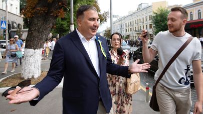 Глава Исполнительного комитета реформ в составе Национального совета реформ при президенте Украины Михаил Саакашвили (слева) общается с журналистами во время торжественного мероприятия в Киеве в честь Дня независимости Украины