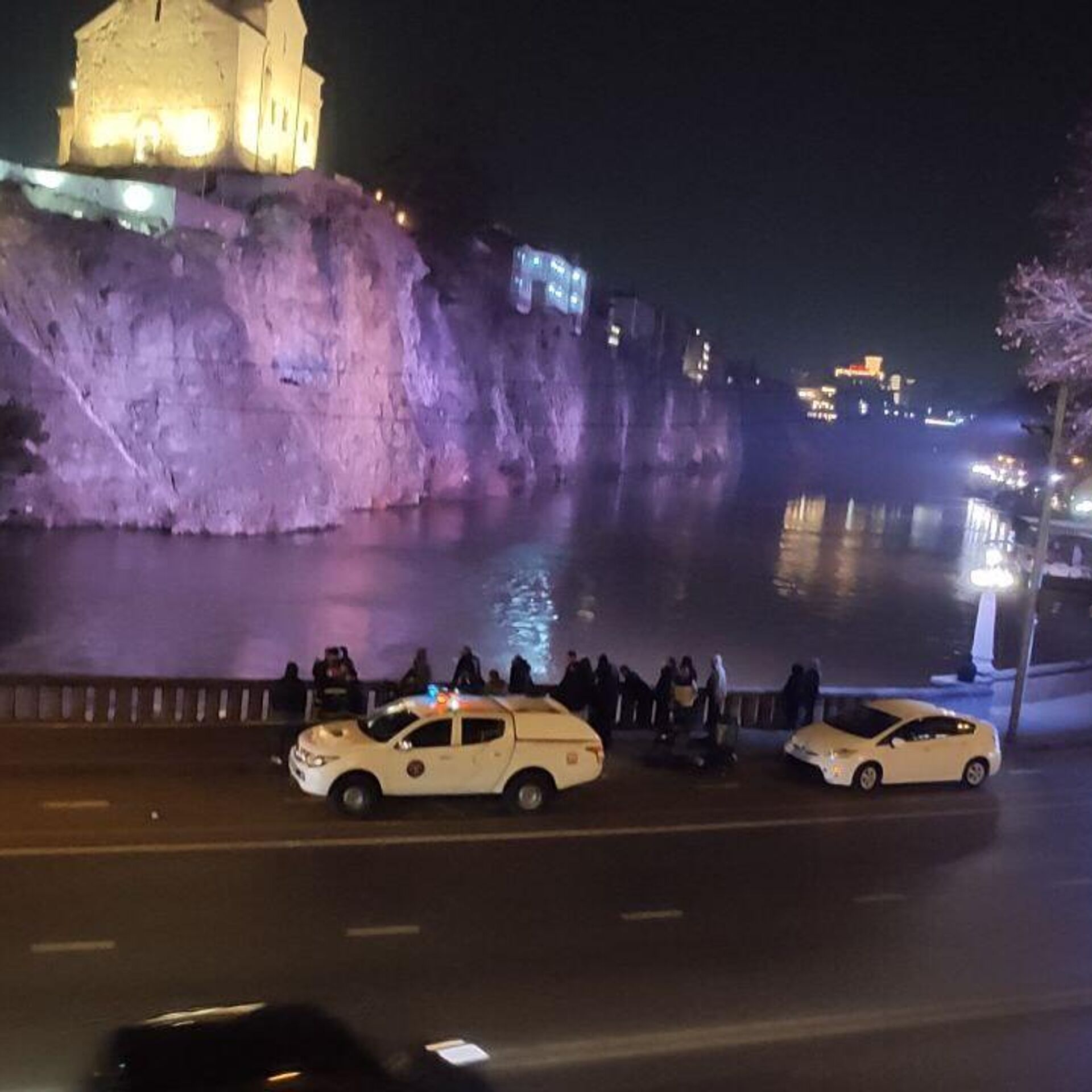 В Тбилиси автомобиль упал в Куру с моста – на месте работают водолазы -  16.02.2024, Sputnik Грузия