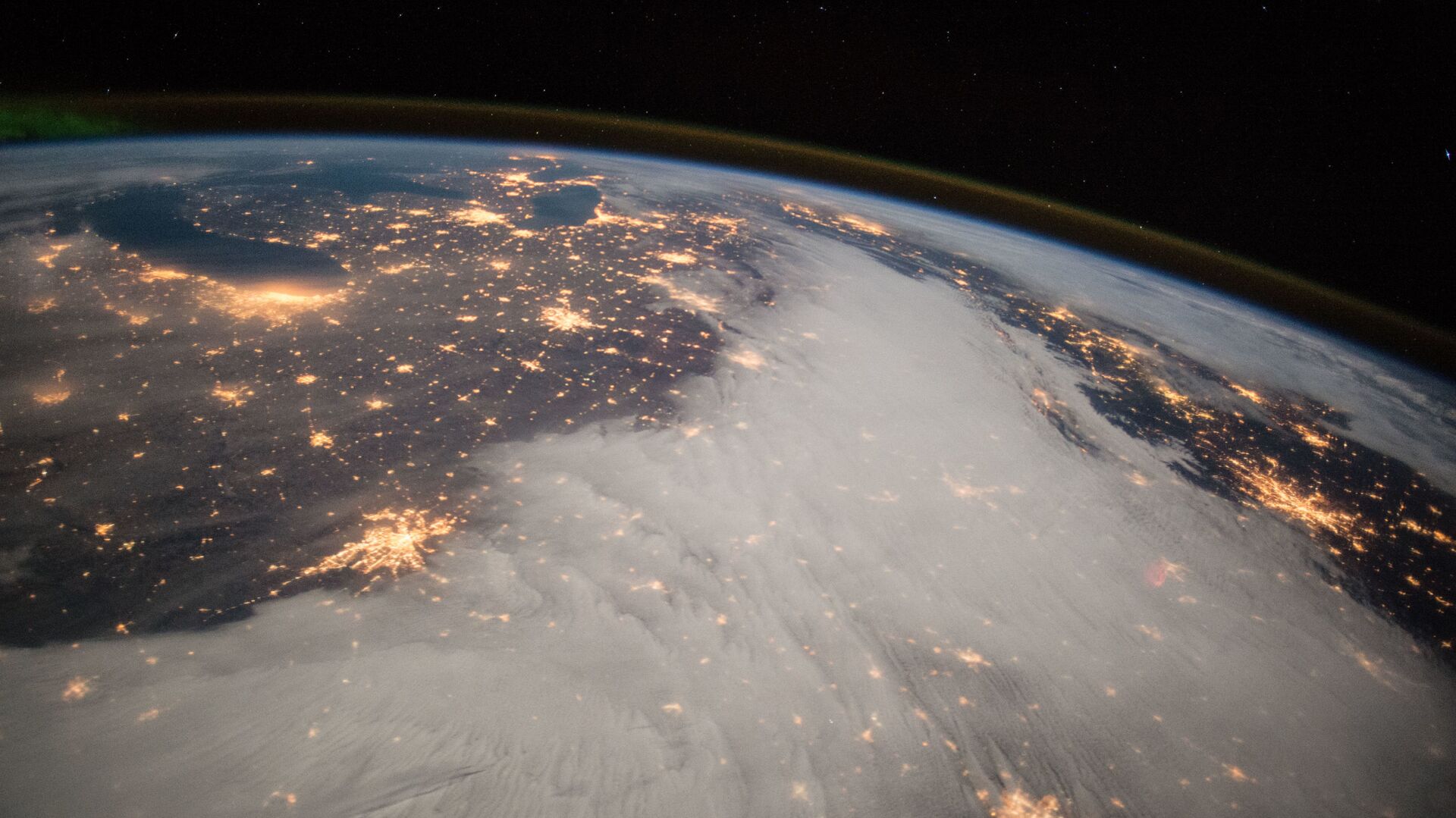 В космосе видно звезды. Снимки земли из космоса. Красивый вид земли из космоса. О земле и космосе. Реальный вид земли из космоса.