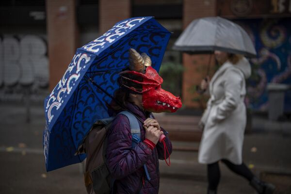 Девочка в маске дракона идет в школу в Барселоне. - Sputnik Грузия