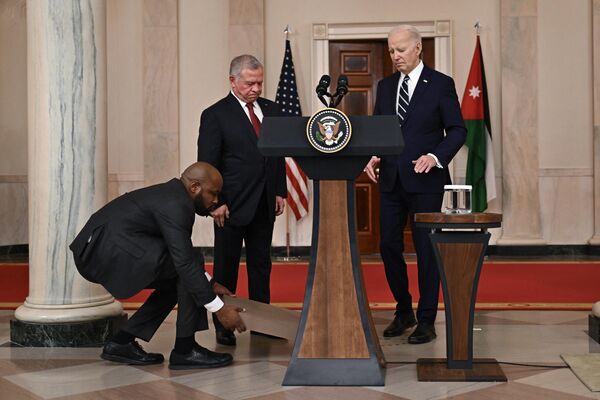 Король Иордании Абдалла II и президент США Джо Байден во время выступления в Крестовом зале Белого дома в Вашингтоне. - Sputnik Грузия