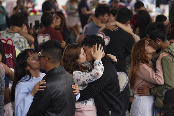 Пары целуются в День святого Валентина в Мехико во время соревнования на самый долгий поцелуй. - Sputnik Грузия