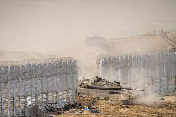 Израильский танк пересекает границу сектора Газа и Израиля. - Sputnik Грузия