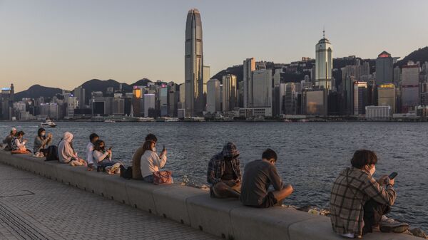 Люди на набережной во время заката в Гонконге, Китай - Sputnik Грузия