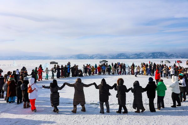 Посетители на фестивале ледовых скульптур &quot;Olkhon Ice Park&quot;. - Sputnik Грузия