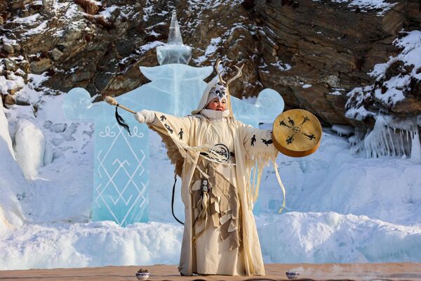 Девушка в национальном костюме выступает на фестивале ледовых скульптур &quot;Olkhon Ice Park&quot;. - Sputnik Грузия