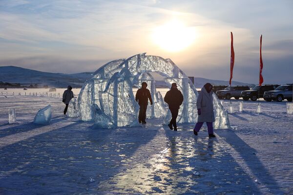 Посетители на фестивале ледовых скульптур &quot;Olkhon Ice Park&quot;. - Sputnik Грузия