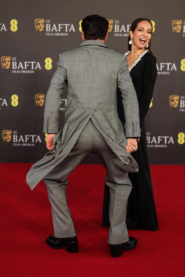 Американский актер Роберт Дауни-младший танцует на красной дорожке церемонии вручения кинопремии Британской академии киноакадемии BAFTA в в Лондоне. - Sputnik Грузия