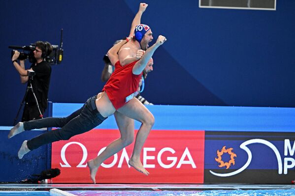 Хорватский спортсмен Йосип Врлич вместе с членом своей команды празднует победу в финальном матче по водному поло среди мужчин. - Sputnik Грузия
