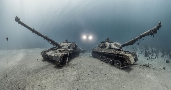 ამერიკელი ფოტოგრაფის, მარტინ ბროენის ფოტო Chieftain Tanks, რომელმაც გაიმარჯვა კატეგორიაში „ჩაძირული ხომალდები“. - Sputnik საქართველო
