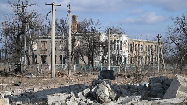 Здание, поврежденное в результате обстрелов в освобожденной Авдеевке ДНР - Sputnik Грузия