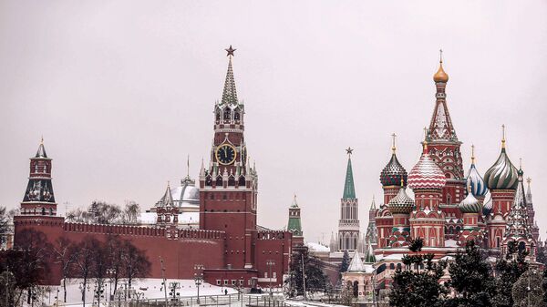 Вид на Покровский собор и Спасскую башню Московского Кремля - Sputnik Грузия
