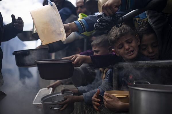 Палестинцы выстраиваются в очередь за бесплатным обедом в Палестине. - Sputnik Грузия
