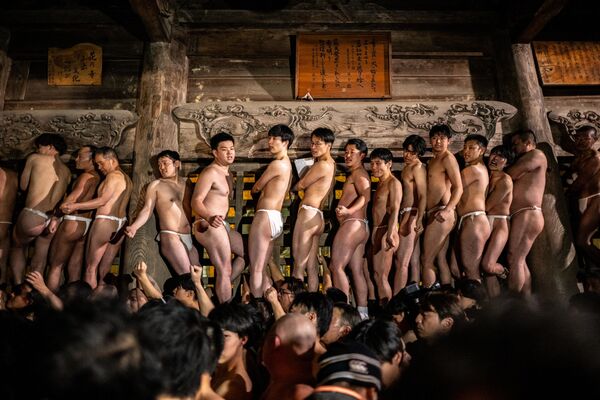 Мужчины во время фестиваля Sominsai в храме Кокусэки-дзи в Японии. - Sputnik Грузия