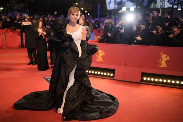 მსახიობი შერონ სტოუნი ბერლინალეს საერთაშორისო კინოფესტივალის წითელ ხალიჩაზე. - Sputnik საქართველო
