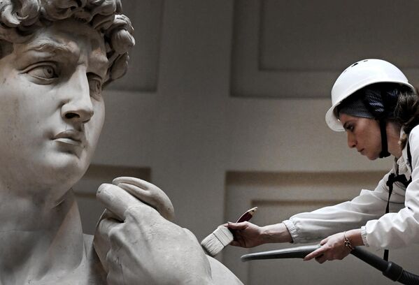 Реставратор чистит статую Давида Микеланджело. - Sputnik Грузия