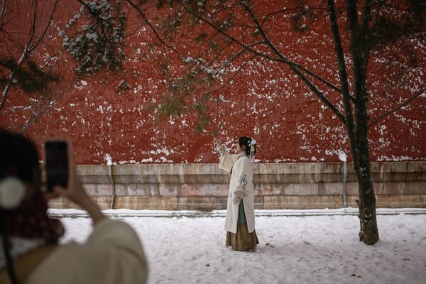 Женщина в традиционном костюме позирует в Запретном городе в Пекине. - Sputnik Грузия