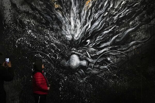 ქალი დრაკონის ნახატთან პეკინის ხელოვნების უბანში.  - Sputnik საქართველო