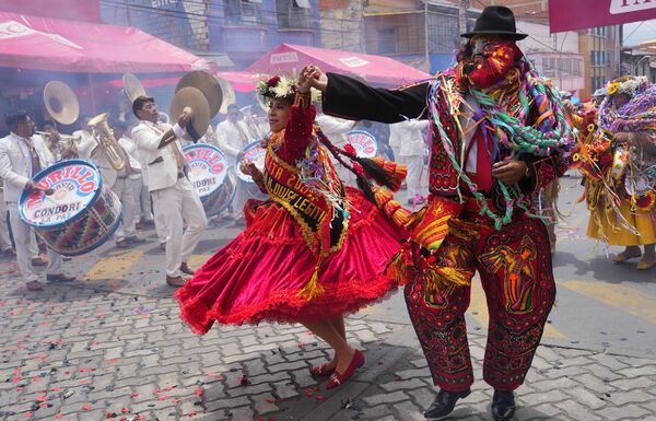 Танцоры исполняют номер в заключительный день карнавала в Ла-Пасе, Боливия. - Sputnik Грузия