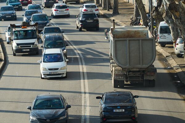 Например, с 1 января 2024 года в Тбилиси ограничили движение грузовых автомобилей в часы пик, запретив им перемещаться с 08:00 до 11:00 утра и с 17:00 до 20:00 вечера. - Sputnik Грузия