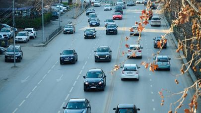 Машины на дорогах в столице Грузии. Набережная в центре города