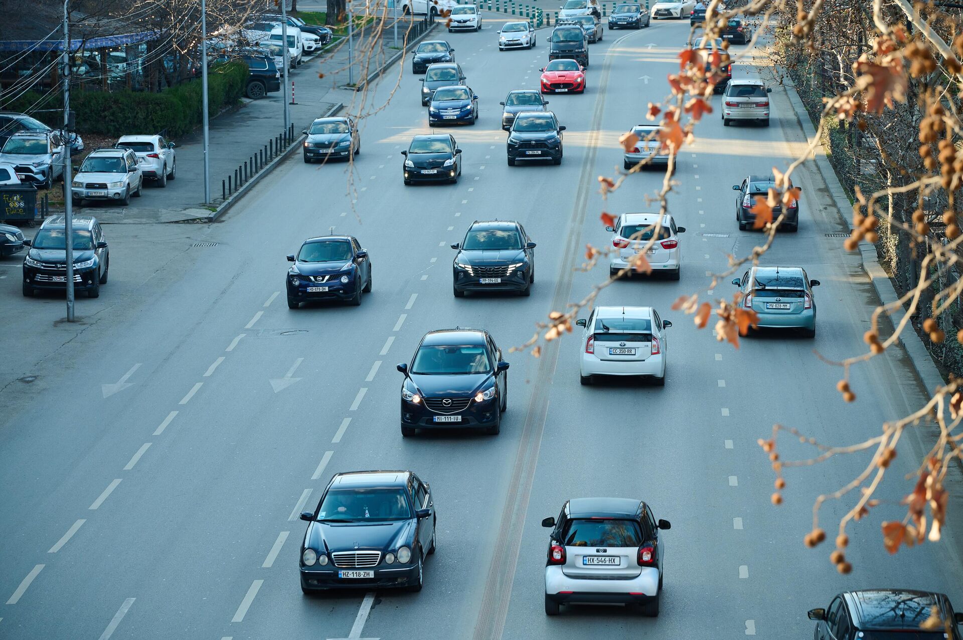 Машины на дорогах в столице Грузии. Набережная в центре города - Sputnik Грузия, 1920, 14.03.2026