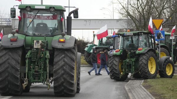 Протесты польских фермеров против неконтролируемого ввоза украинской продукции в городе Minsk Mazowiecki - Sputnik Грузия