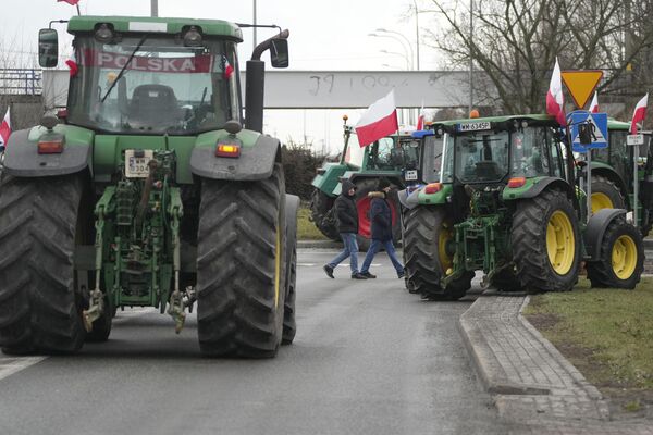 Колонна польских фермеров на тракторах во время общенациональных протестов против импорта украинских продуктов питания и экологической политики Европейского Союза. - Sputnik Грузия