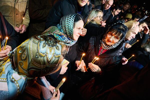 Всем присутствующим раздали свечи для молитвы.  - Sputnik Грузия