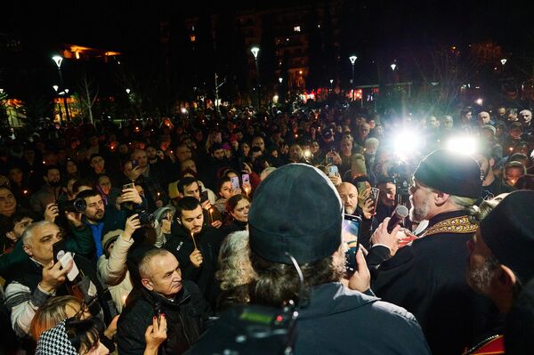 Сотни людей собрались на акции протеста у ночного клуба Bassiani в центре Тбилиси.  - Sputnik Грузия