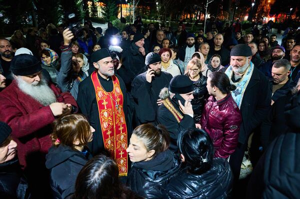 Священники отвели верующих в парк напротив клуба, чтобы не возникло противостояния с сотрудниками полиции.  - Sputnik Грузия