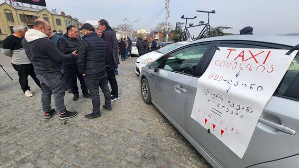Водители тбилисских сервисов такси провели акцию протеста - видео - Sputnik Грузия