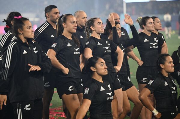Игроки Новой Зеландии выполняют хака после победы в финальном женском матче турнира HSBC по регби. - Sputnik Грузия
