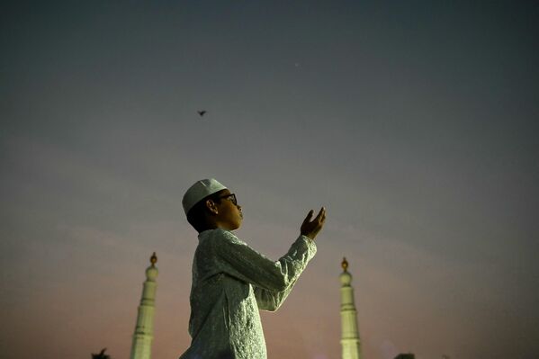Мусульманин молится в Индии. - Sputnik Грузия