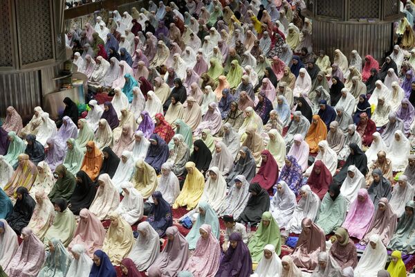 Женщины молятся во время священного месяца Рамадана в Индонезии. - Sputnik Грузия