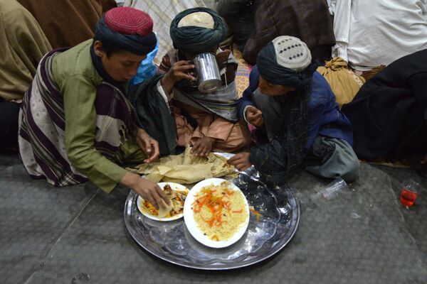 Афганцы принимают пищу во время священного месяца Рамадана в Кандагаре. - Sputnik Грузия