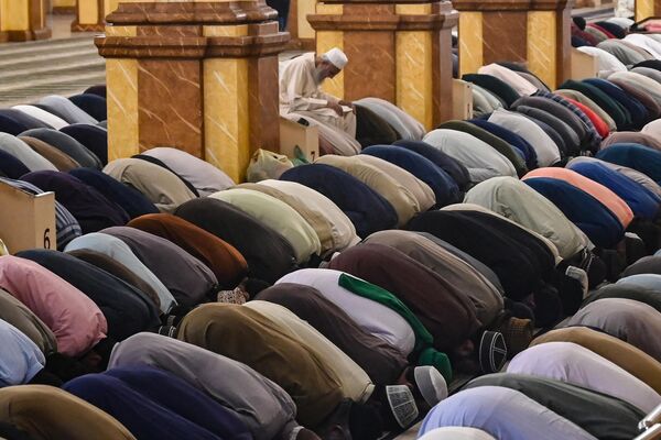 Мужчины молятся во время священного месяца Рамадана в Карачи. - Sputnik Грузия