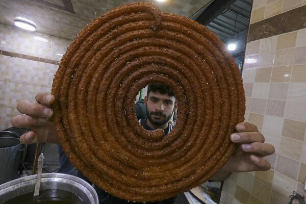 Приготовление сладостей во время священного месяца Рамадана в Сирии. - Sputnik Грузия