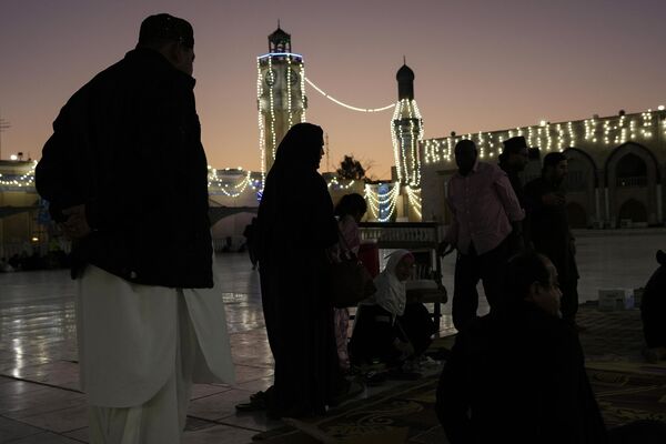 Мусульмане у мечети во время священного месяца Рамадана в Ираке. - Sputnik Грузия