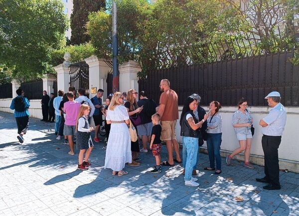 Люди стоят в очереди на избирательный участок в российское посольство в Монтевидео в Уругвае для голосования на выборах президента России. - Sputnik Грузия