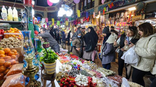 Люди делают покупки на рынке в Тегеране, готовясь к Наврузу, персидскому Новому году - Sputnik Грузия
