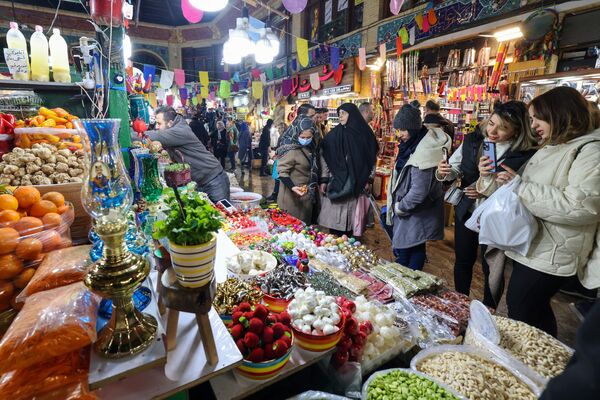 В преддверии праздника жители Ирана делают покупки на рынке. - Sputnik Грузия