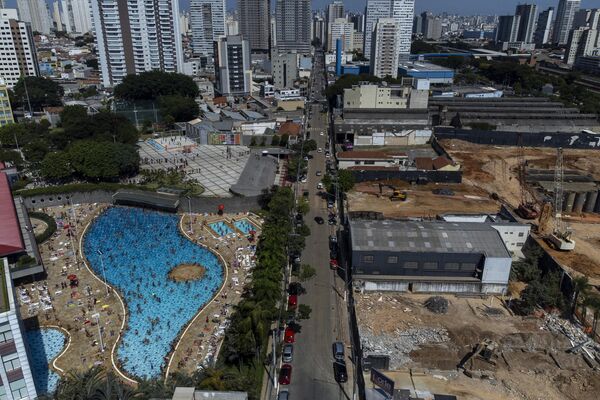 Переполненный людьми бассейн в Сан-Паулу. - Sputnik Грузия