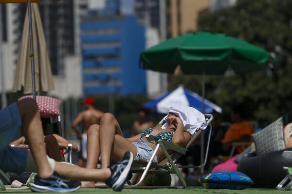 Женщина загорает во время жары в Бразилии. - Sputnik Грузия