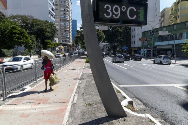Вид на уличный термометр, показывающий 39 градусов по Цельсию в Сан-Паулу. - Sputnik Грузия
