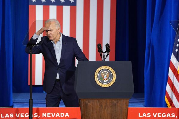 Президент Джо Байден смотрит на толпу после выступления в Лас-Вегасе. - Sputnik Грузия